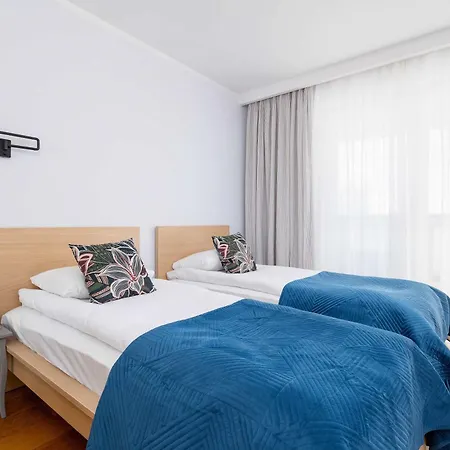 Przytulny I Przestronny W Krakowie Z Parkingiem Biurkiem I 2 Balkonami By Renters * Krakow