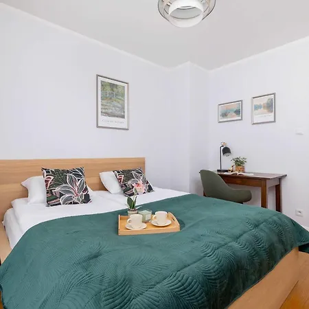 Apartment Przytulny I Przestronny W Krakowie Z Parkingiem Biurkiem I 2 Balkonami By Renters *